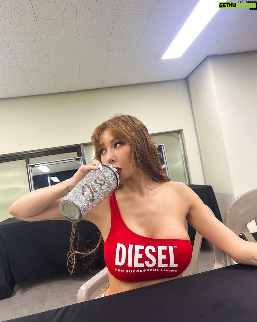 Jessi Instagram - ✌️✌️✌️✌️✌️✌️ Have a great weekend everybody ❤️❤️ Stay blessed and hydrated ❤️❤️