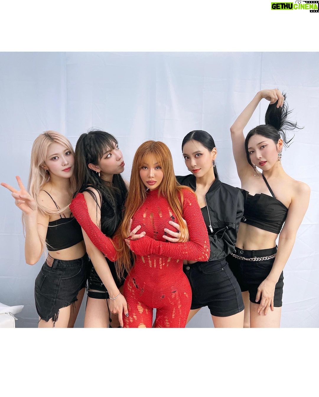 Jessi Instagram - Thank you for having me @88rising ❤️❤️🙏🏻🙏🏻 LOVE YOU MANILA!! ❤️ but ya’ll need to stop setting me up and teaching me bad words and telling me it means ‘i love you’ 😩😩 til we meet again… @hitcmanila Manila, Philippines