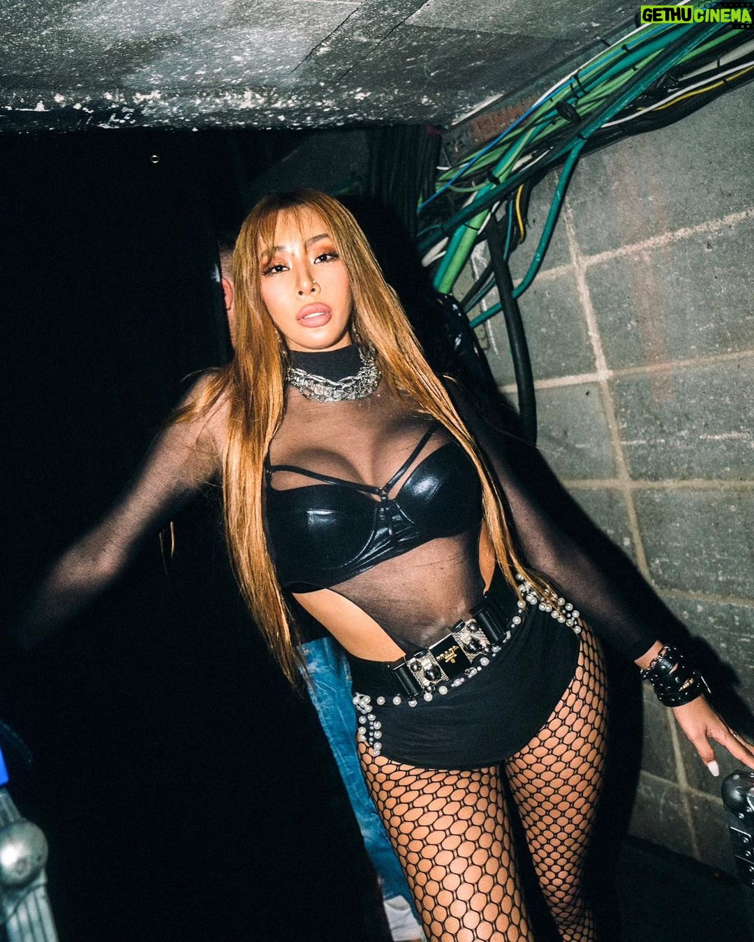Jessi Instagram - Thank you Barcelona for this unforgettable night ❤️🇪🇸 Thank you for singing your lungs out with me!! Live your best fuckin life and don’t let anyone change who you are or what you believe in. 🙏🏻 THANK YOU AND LOVE YOU JEBBIES FOREVER!!!! TE AMO ❤️❤️ Barcelona, Spain