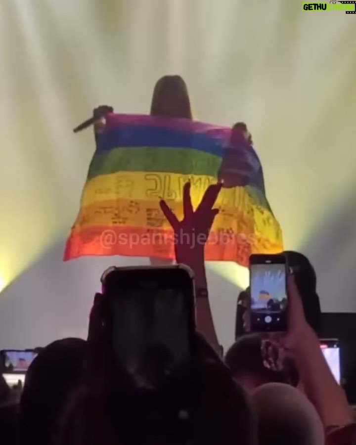 Jessi Instagram - Thank you Barcelona for this unforgettable night ❤️🇪🇸 Thank you for singing your lungs out with me!! Live your best fuckin life and don’t let anyone change who you are or what you believe in. 🙏🏻 THANK YOU AND LOVE YOU JEBBIES FOREVER!!!! TE AMO ❤️❤️ Barcelona, Spain