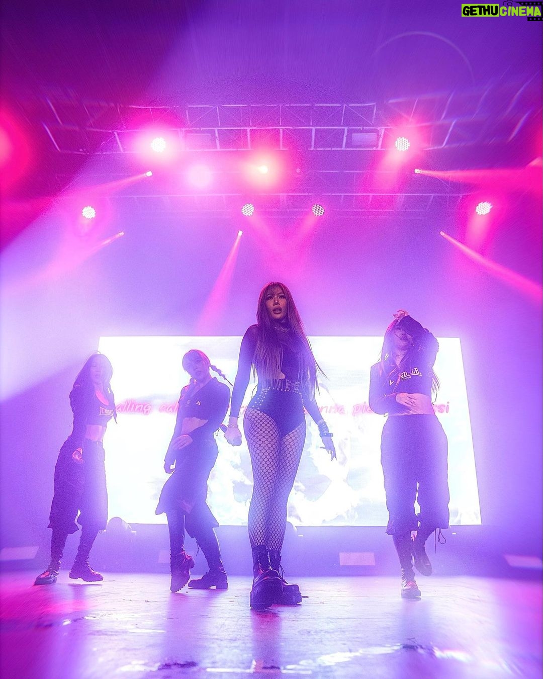 Jessi Instagram - Thank you Barcelona for this unforgettable night ❤️🇪🇸 Thank you for singing your lungs out with me!! Live your best fuckin life and don’t let anyone change who you are or what you believe in. 🙏🏻 THANK YOU AND LOVE YOU JEBBIES FOREVER!!!! TE AMO ❤️❤️ Barcelona, Spain