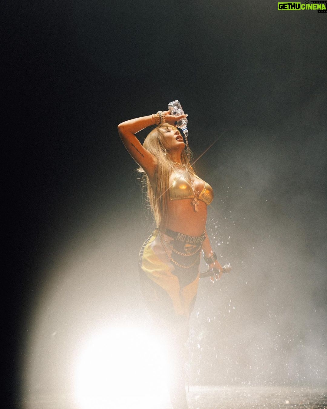 Jessi Instagram - THANK YOU and LOVE YOU OBERHAUSEN 🇩🇪❤️ YOU GUYS WERE TOO LIT 🔥🔥😭😭 Thank you @daebak_korea_de for taking care of me 🥺🥺❤️❤️ last stop… BARCELONA ❤️💪🏼 Oberhausen, Germany