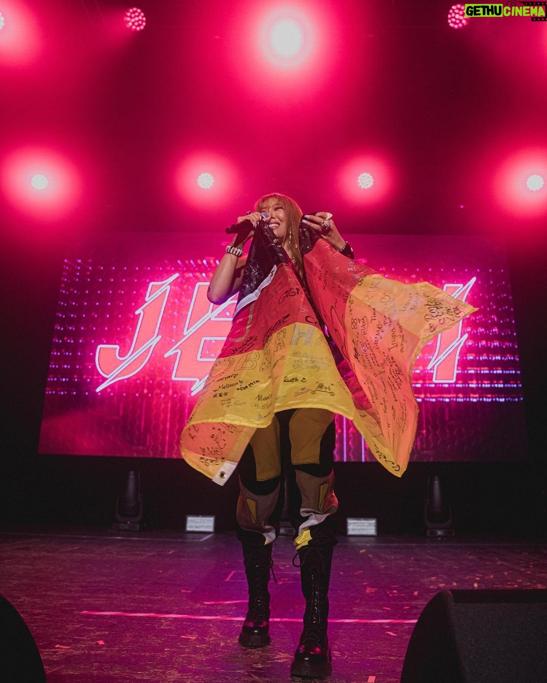 Jessi Instagram - THANK YOU and LOVE YOU OBERHAUSEN 🇩🇪❤️ YOU GUYS WERE TOO LIT 🔥🔥😭😭 Thank you @daebak_korea_de for taking care of me 🥺🥺❤️❤️ last stop… BARCELONA ❤️💪🏼 Oberhausen, Germany