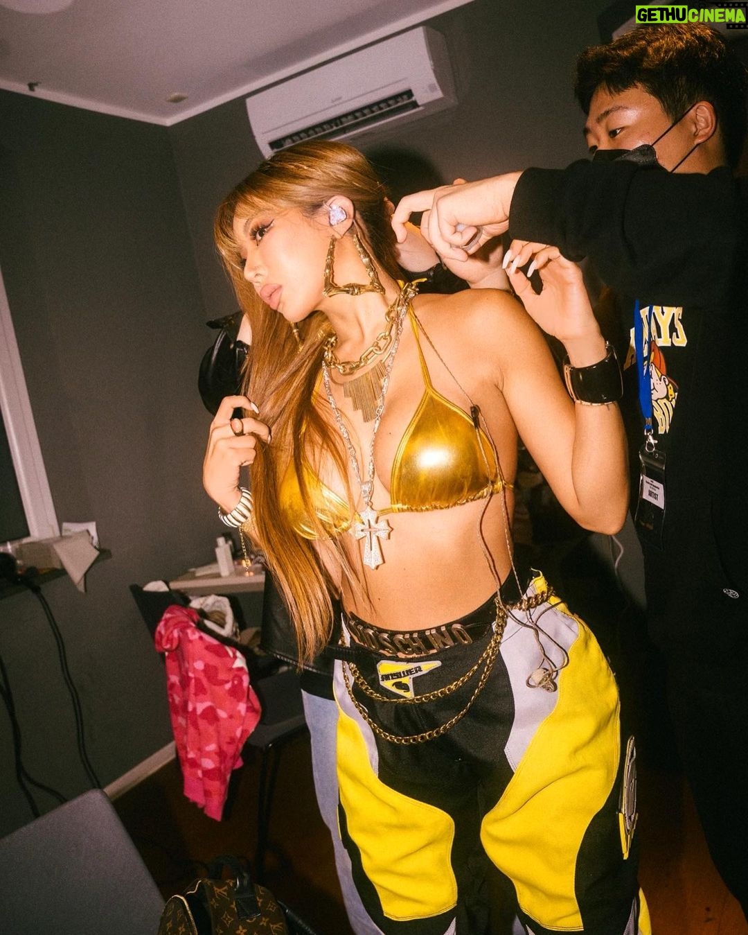 Jessi Instagram - THANK YOU and LOVE YOU OBERHAUSEN 🇩🇪❤️ YOU GUYS WERE TOO LIT 🔥🔥😭😭 Thank you @daebak_korea_de for taking care of me 🥺🥺❤️❤️ last stop… BARCELONA ❤️💪🏼 Oberhausen, Germany