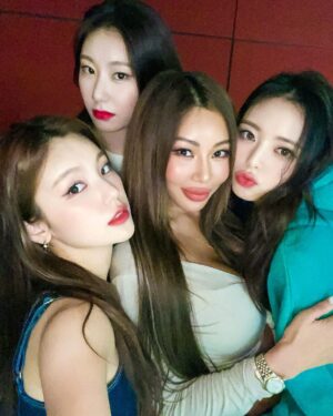 Jessi Instagram - Lights Camera Action 💋 
With my youngins ❤️ Love you @itzy.all.in.us ❤️