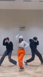 Jessi Instagram - When your lil bros try to take your spotlight… 🙄🙄❤️❤️ @txt_bighit #SOOBIN #YEONJUN #TXT #watermelonsquad🍉 #zoominzoomoutchallenge #zoomchallenge #zoomjessi
