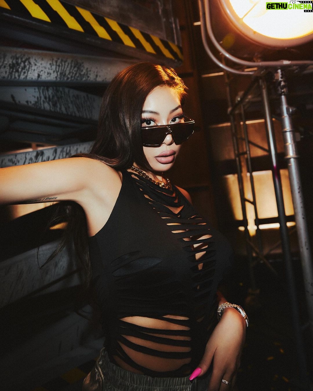 Jessi Instagram - DROPS ON HUMPDAY 😎 ‘ZOOM’ 04.13 6PM (KST) #제시 #JESSI #ZOOM