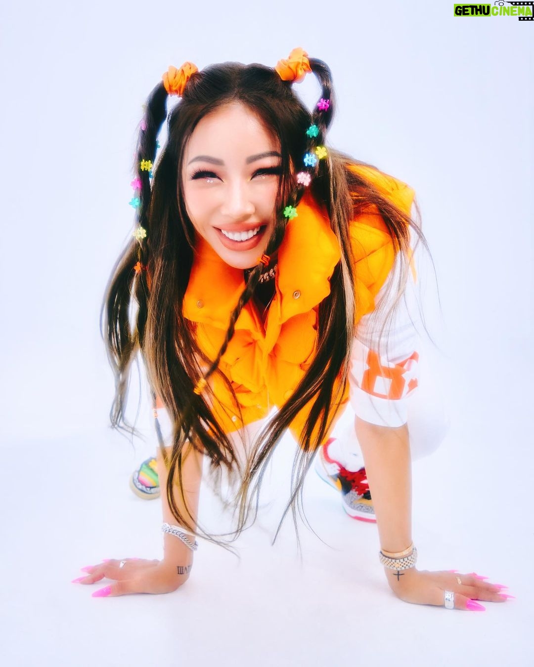 Jessi Instagram - ✌🏼 New single ‘ZOOM’ releases 04.13 6PM (KST) #제시 #JESSI #ZOOM