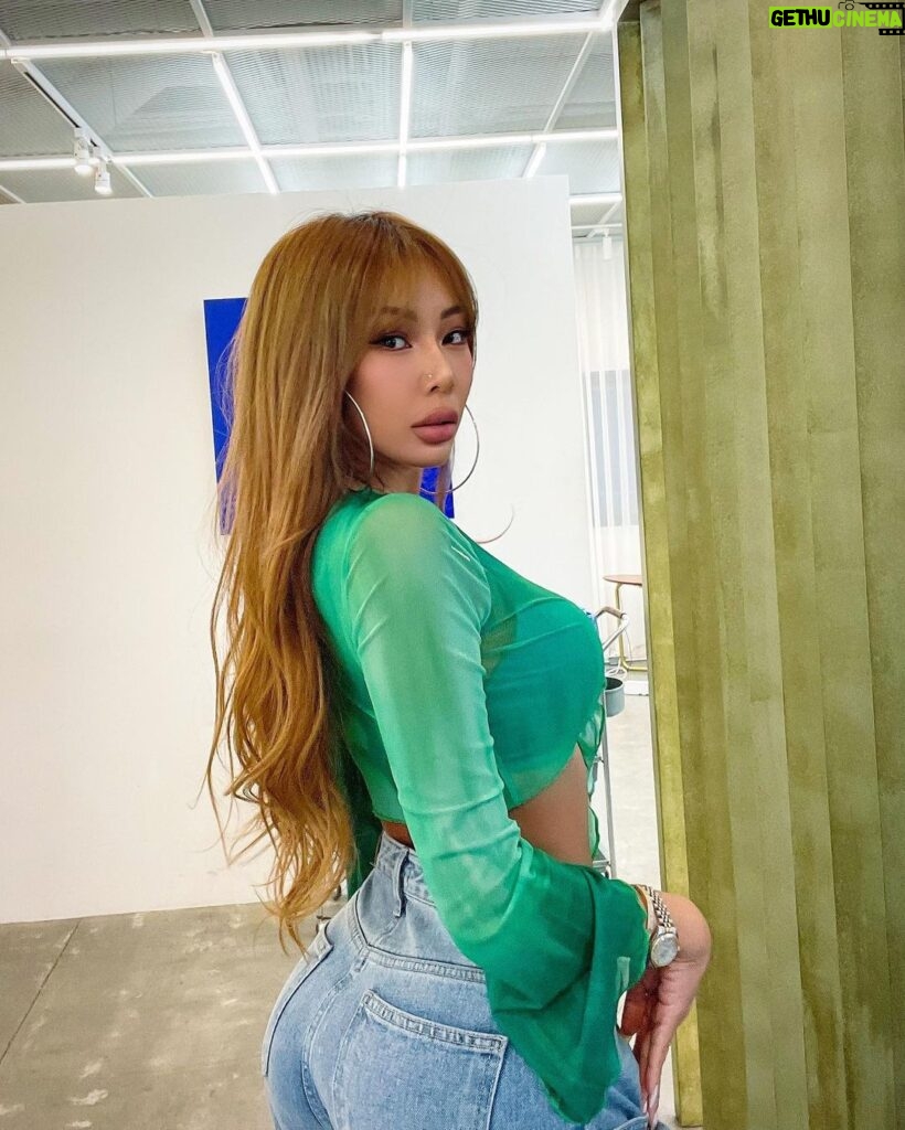 Jessi Instagram - Long time no selfie 💚 see you soon manila 💚