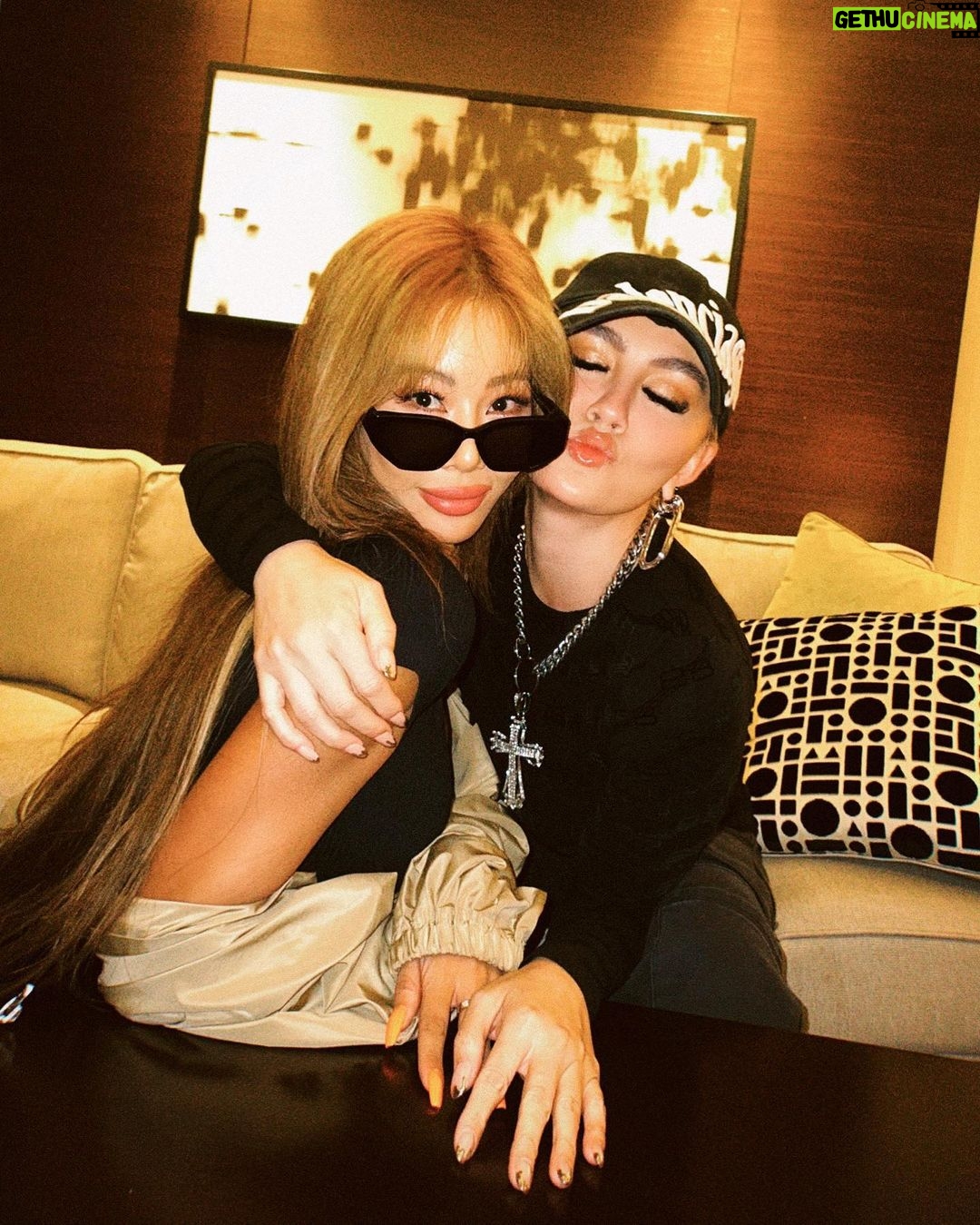 Jessi Instagram - My long lost sister @agnezmo ❤️ We ain’t in the kitchen but we cookin something up tho!! 😎 Jakarta, Indonesia
