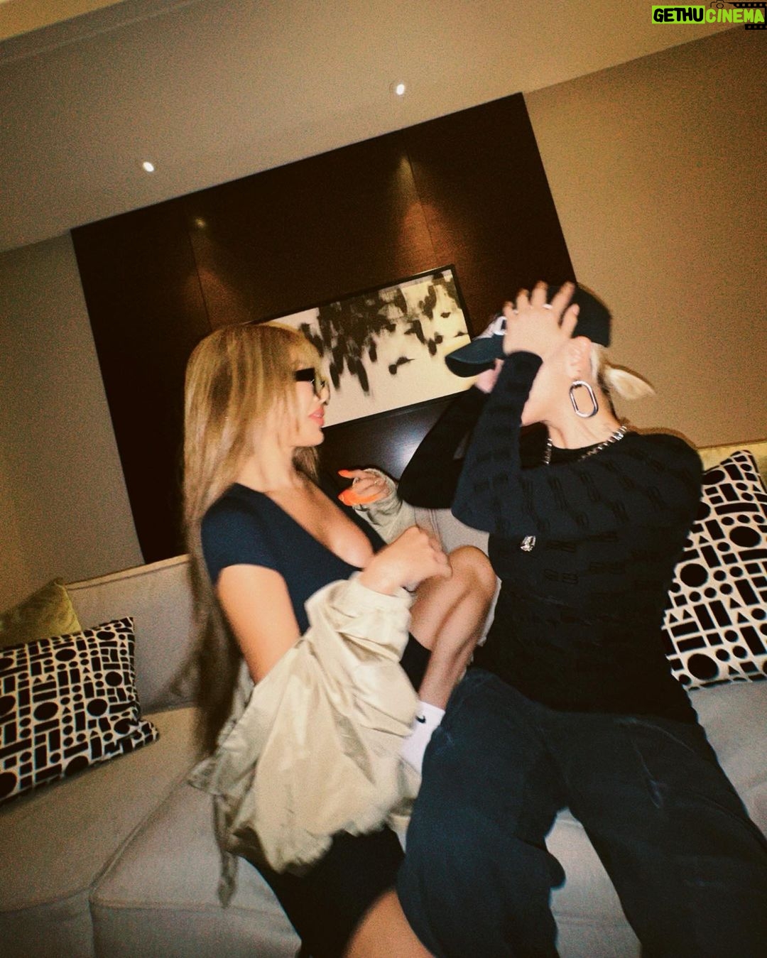 Jessi Instagram - My long lost sister @agnezmo ❤️ We ain’t in the kitchen but we cookin something up tho!! 😎 Jakarta, Indonesia