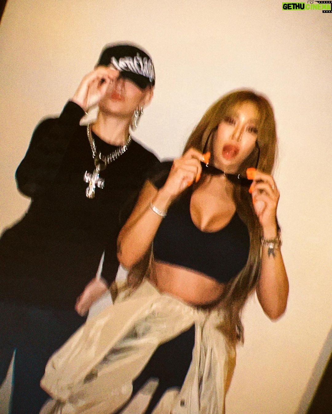 Jessi Instagram - My long lost sister @agnezmo ❤️ We ain’t in the kitchen but we cookin something up tho!! 😎 Jakarta, Indonesia