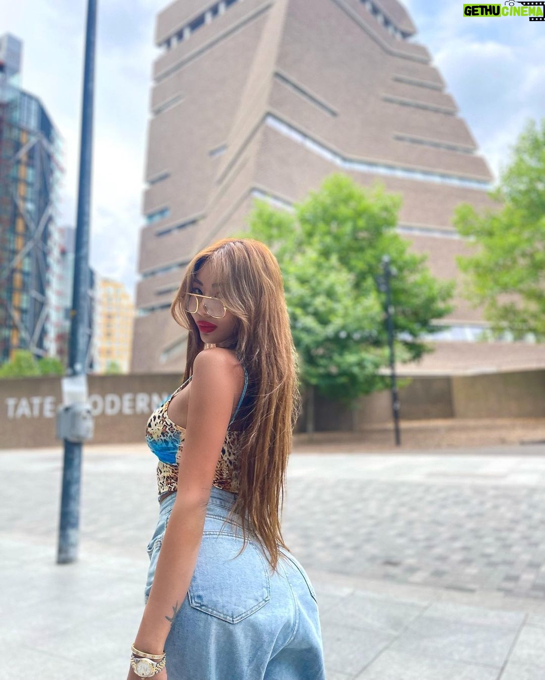 Jessi Instagram - #JESSIINLONDON 🇬🇧🤍 Swipe London, United Kingdom