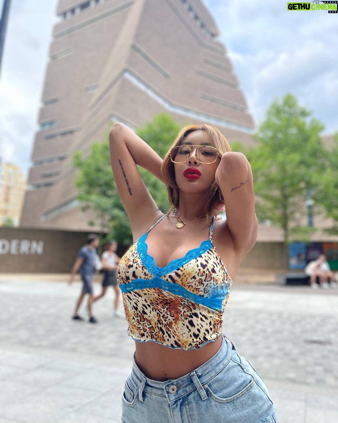 Jessi Instagram - #JESSIINLONDON 🇬🇧🤍 Swipe London, United Kingdom