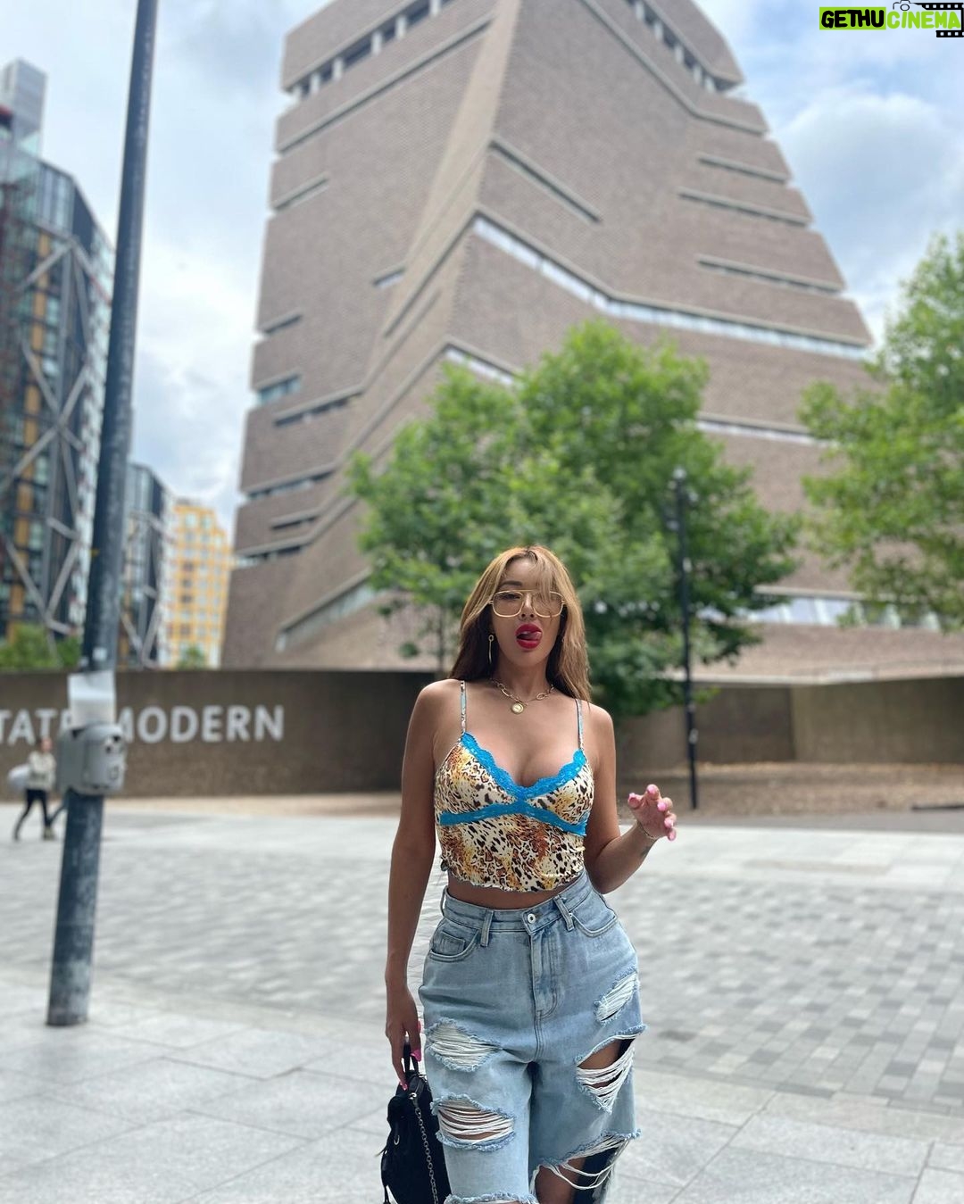 Jessi Instagram - #JESSIINLONDON 🇬🇧🤍 Swipe London, United Kingdom