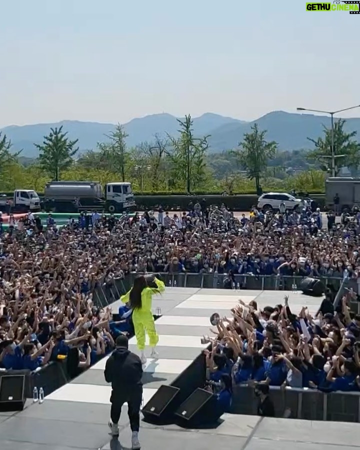 Jessi Instagram - My happy place 💛 너무 감사합니다… See you all soon 🙏🏻 #zoom #어떤X #coldblooded #nununana