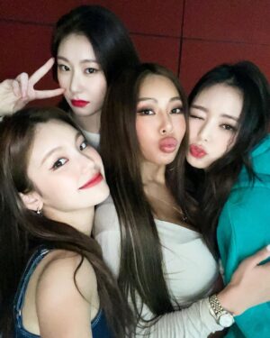 Jessi Instagram - Lights Camera Action 💋 
With my youngins ❤️ Love you @itzy.all.in.us ❤️
