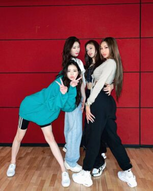 Jessi Instagram - Lights Camera Action 💋 
With my youngins ❤️ Love you @itzy.all.in.us ❤️