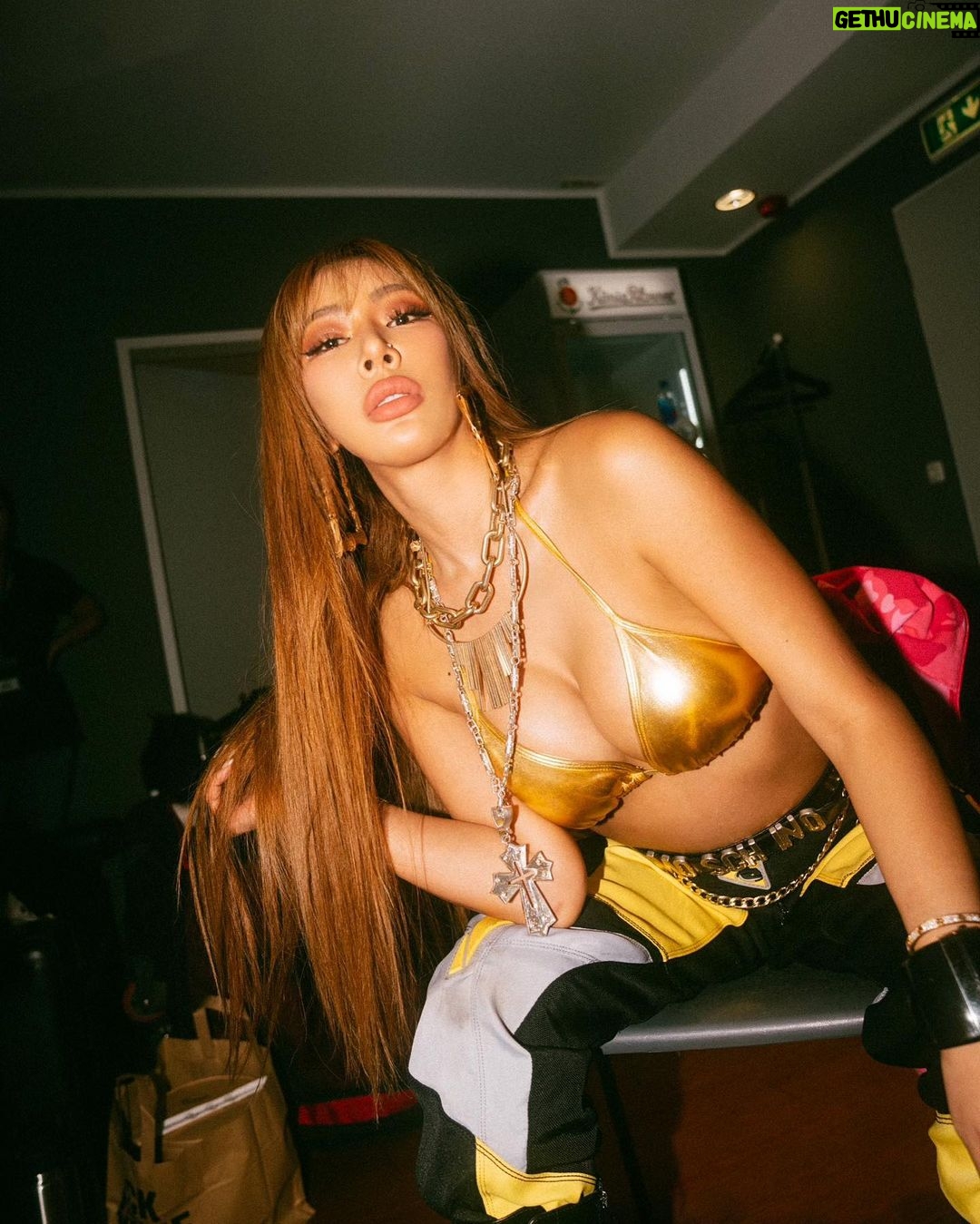 Jessi Instagram - THANK YOU and LOVE YOU OBERHAUSEN 🇩🇪❤️ YOU GUYS WERE TOO LIT 🔥🔥😭😭 Thank you @daebak_korea_de for taking care of me 🥺🥺❤️❤️ last stop… BARCELONA ❤️💪🏼 Oberhausen, Germany