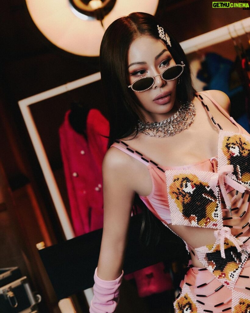 Jessi Instagram - Almost about that time!!!!! 💖💖 ‘ZOOM’ drops this Wednesday! 04.13 6PM (KST) #제시 #JESSI #ZOOM