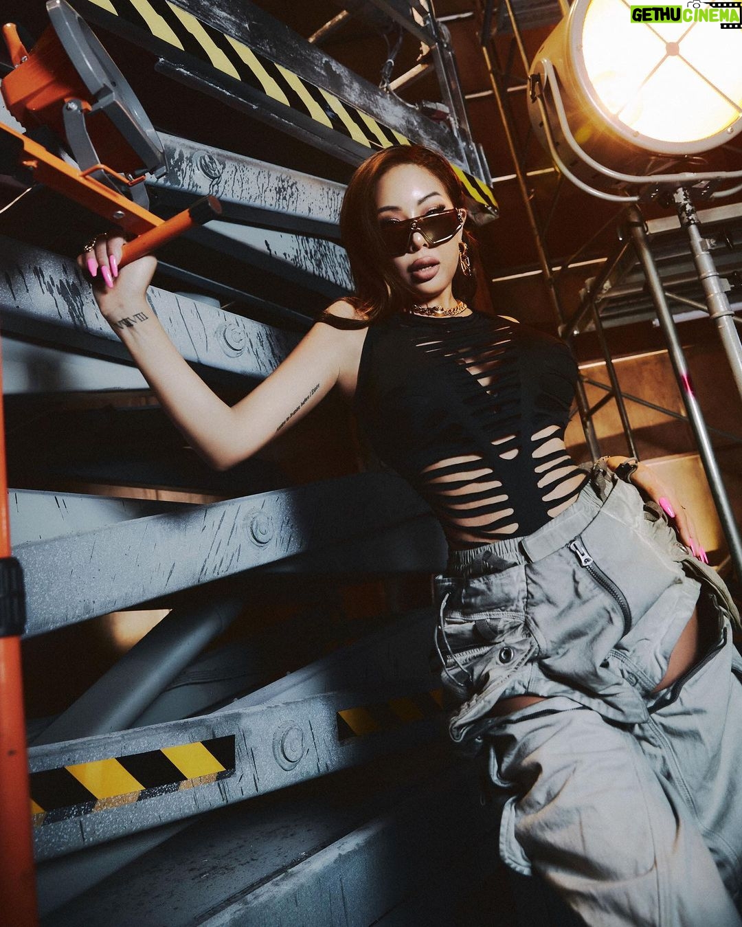 Jessi Instagram - DROPS ON HUMPDAY 😎 ‘ZOOM’ 04.13 6PM (KST) #ì œì‹œ #JESSI #ZOOM