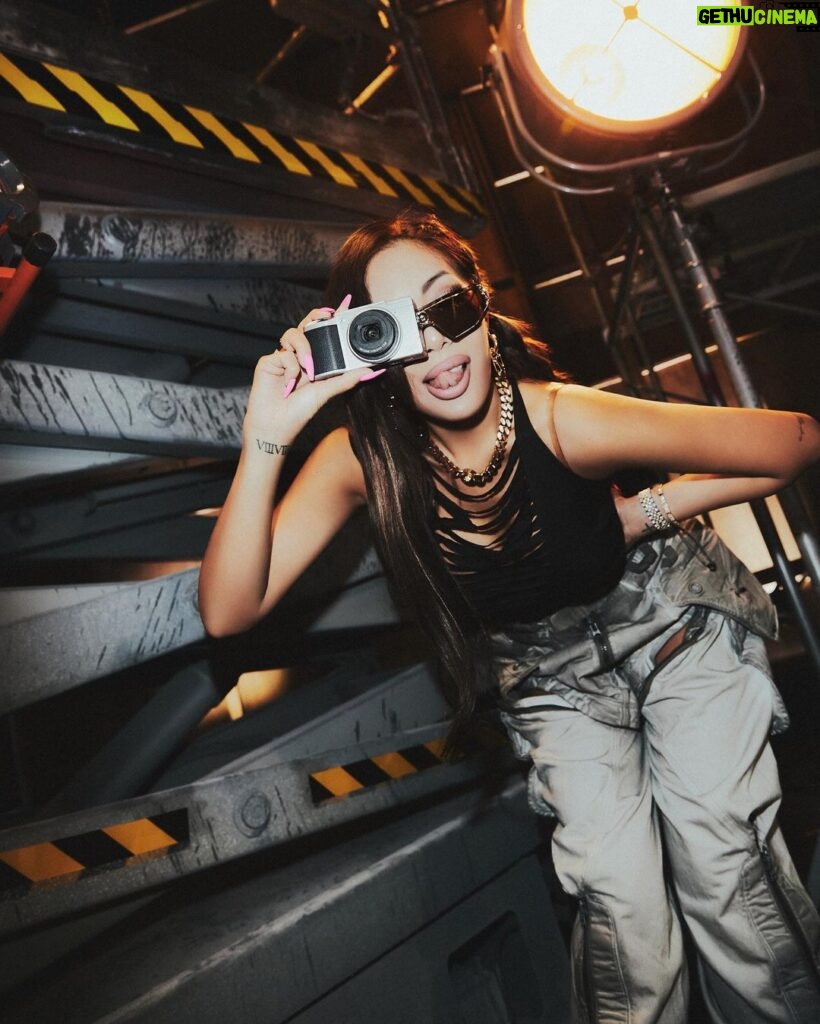 Jessi Instagram - DROPS ON HUMPDAY 😎 ‘ZOOM’ 04.13 6PM (KST) #제시 #JESSI #ZOOM