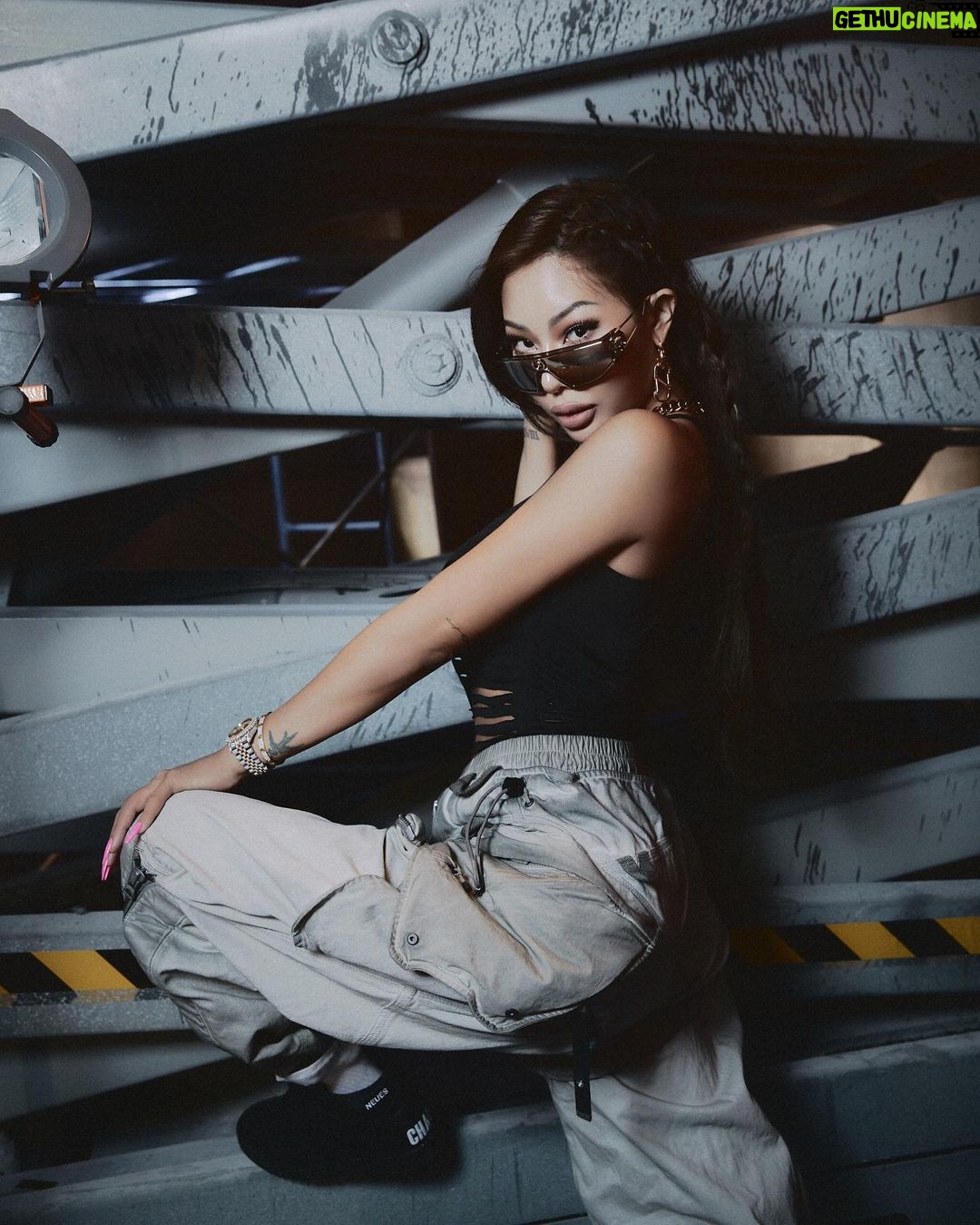Jessi Instagram - DROPS ON HUMPDAY 😎 ‘ZOOM’ 04.13 6PM (KST) #제시 #JESSI #ZOOM