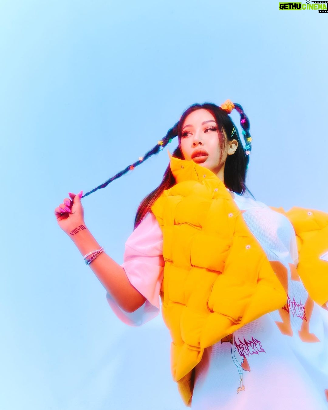Jessi Instagram - ✌🏼 New single ‘ZOOM’ releases 04.13 6PM (KST) #제시 #JESSI #ZOOM