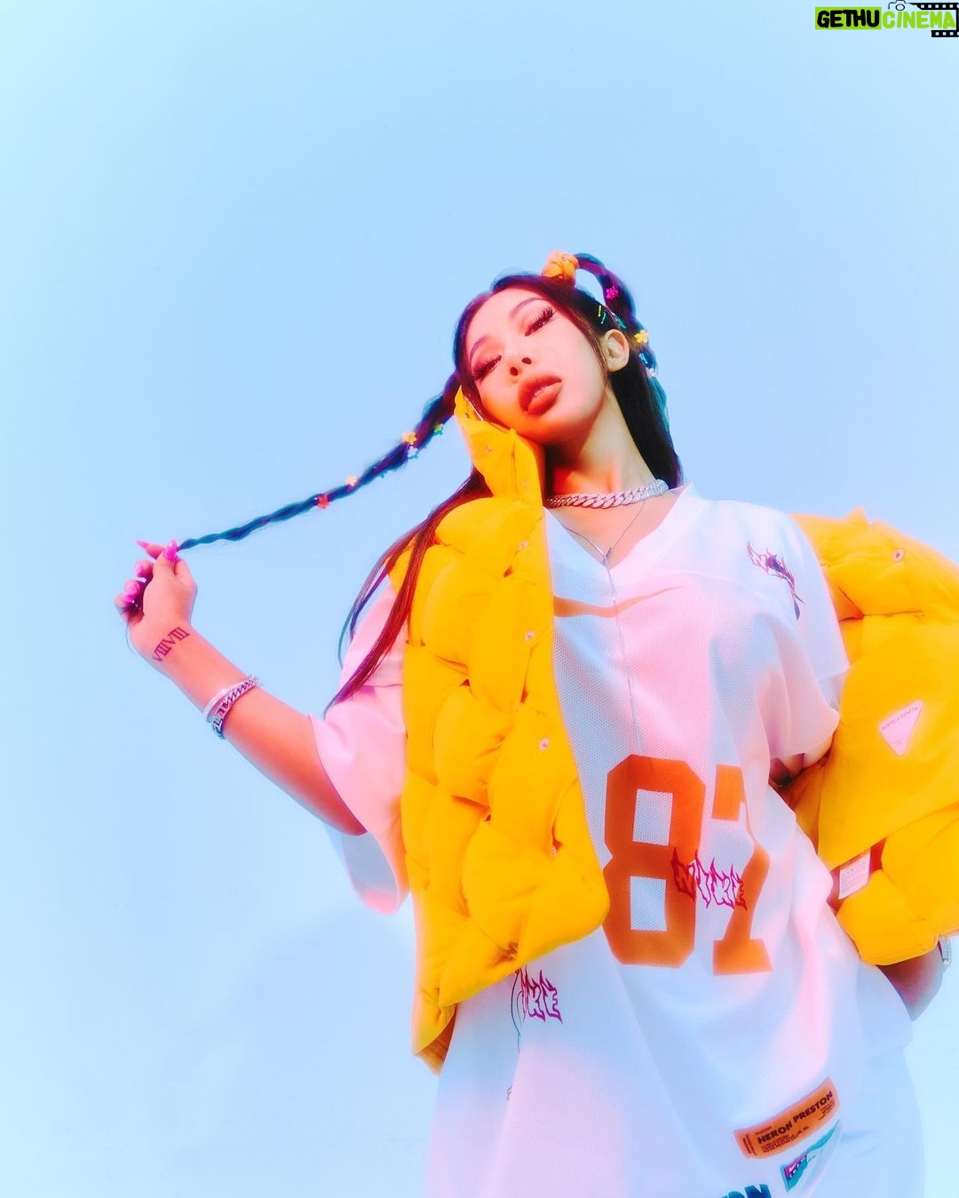 Jessi Instagram - ✌🏼 New single ‘ZOOM’ releases 04.13 6PM (KST) #제시 #JESSI #ZOOM