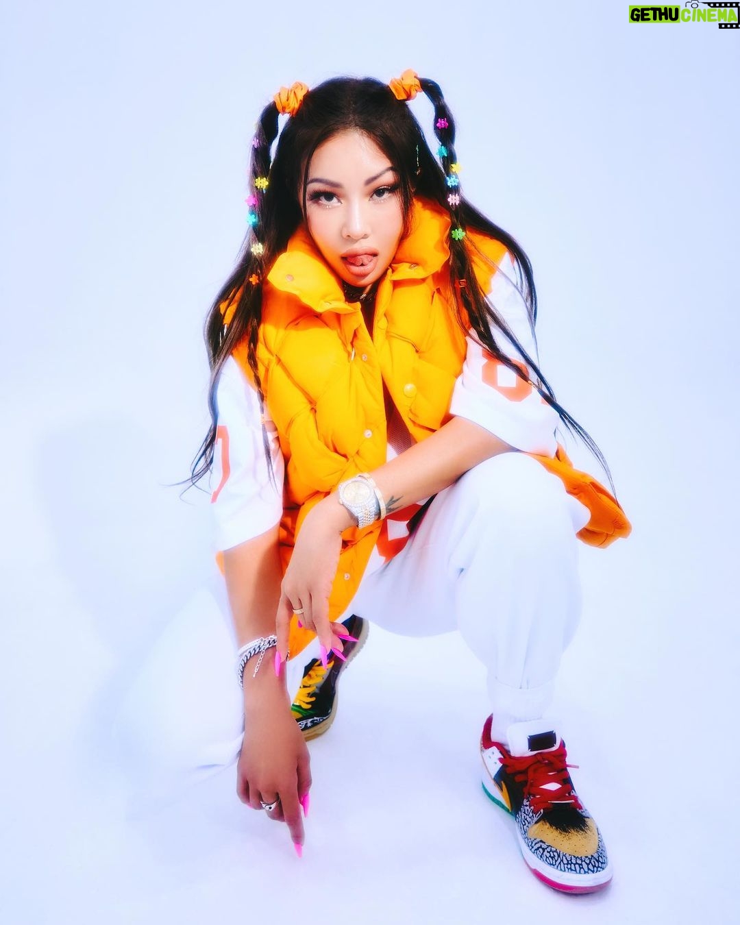 Jessi Instagram - ✌🏼 New single ‘ZOOM’ releases 04.13 6PM (KST) #제시 #JESSI #ZOOM