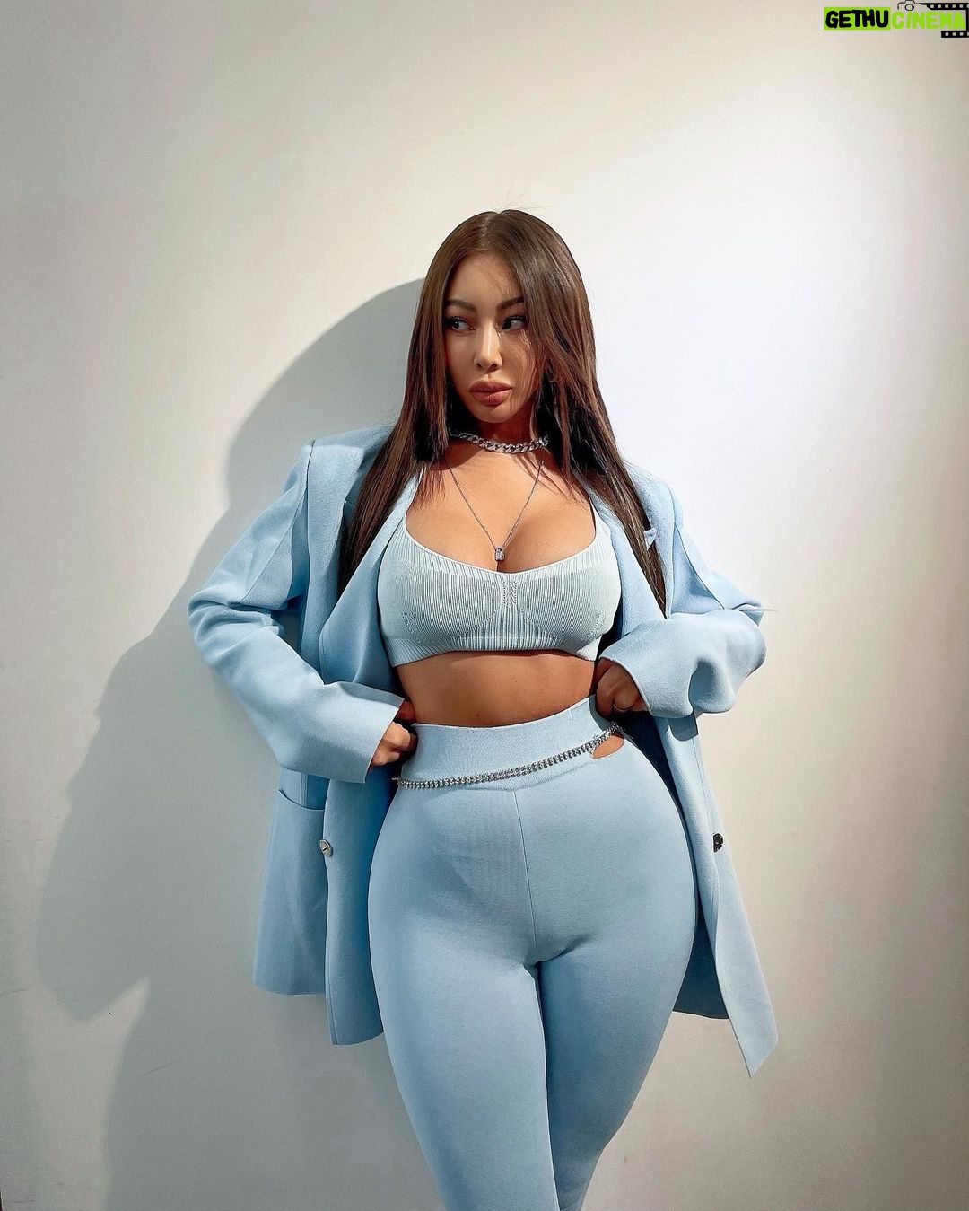 Jessi Instagram - Hey Hey pretty little thang, do yo thang i’ll be right back 💙🤍💁🏻♀️