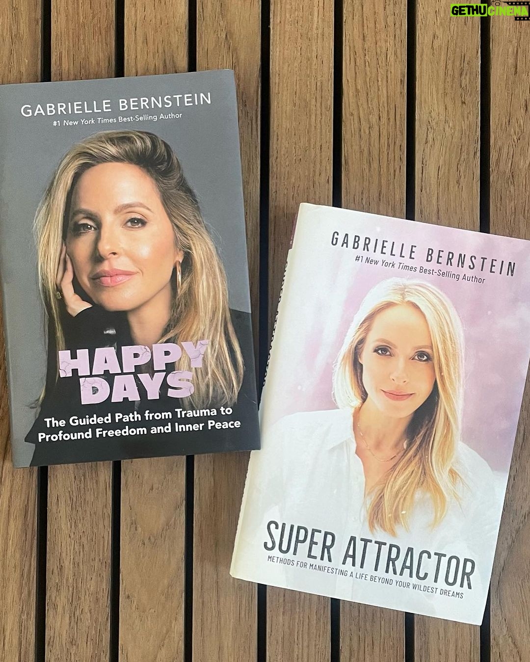 Jessica Alba Instagram - #SmallBusinessSaturday x gift guide edition 🎁 Featuring a handful of dope last minute gifting ideas - whether you’re finishing up your holiday shopping or need a secret santa gift, this roundup has a lil something for everyone 💫 @grlcollective @earthycorazon @drinkghia @gabbybernstein @karmaandluck @bandolierstyle @stonehollowfarmstead @littlewordsproject @thesill @mybearaby As always, check them out and comment some of your faves below! ❤️