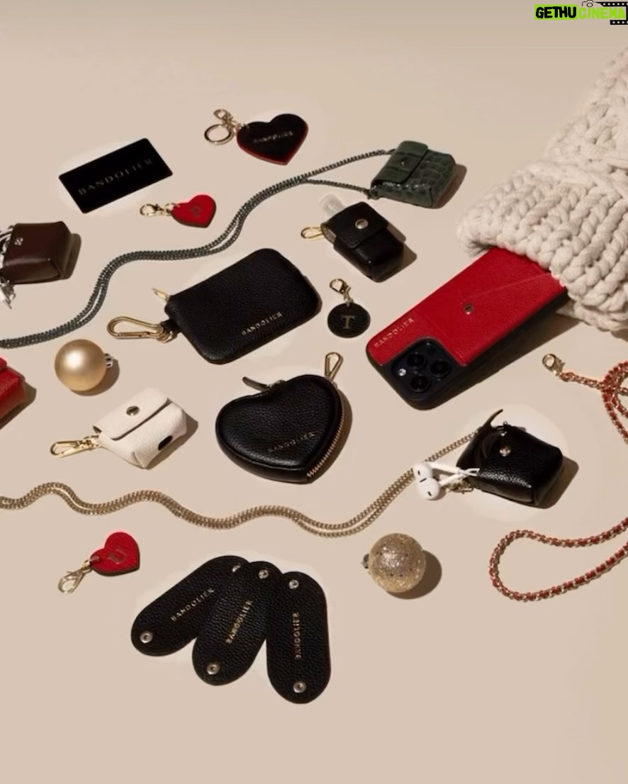 Jessica Alba Instagram - #SmallBusinessSaturday x gift guide edition 🎁 Featuring a handful of dope last minute gifting ideas - whether you’re finishing up your holiday shopping or need a secret santa gift, this roundup has a lil something for everyone 💫 @grlcollective @earthycorazon @drinkghia @gabbybernstein @karmaandluck @bandolierstyle @stonehollowfarmstead @littlewordsproject @thesill @mybearaby As always, check them out and comment some of your faves below! ❤️
