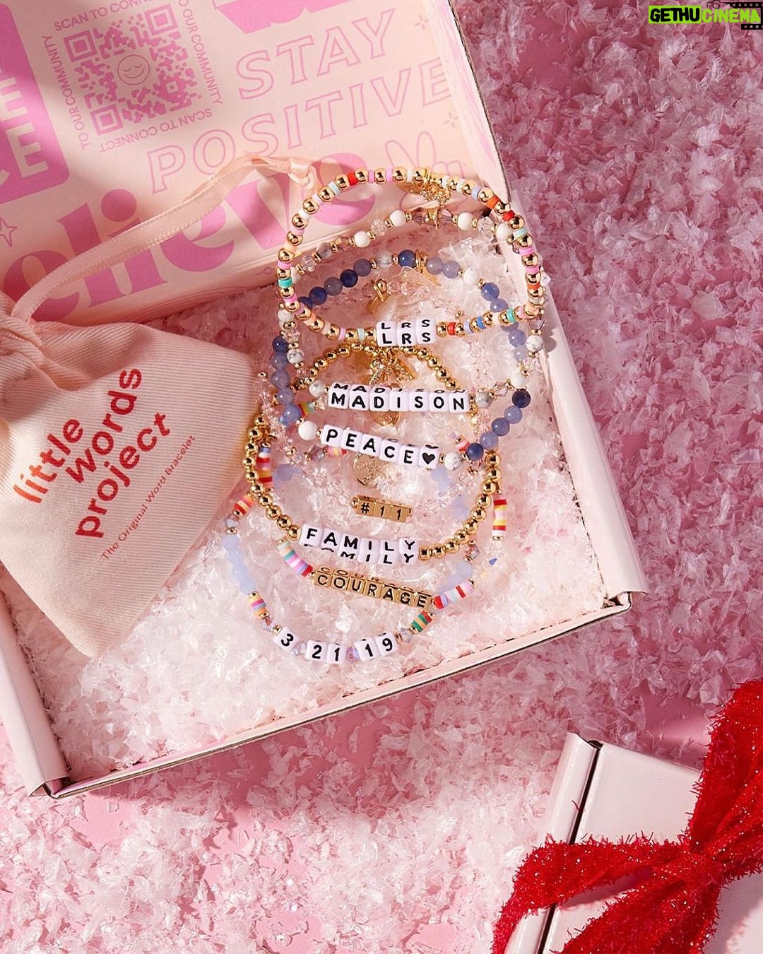 Jessica Alba Instagram - #SmallBusinessSaturday x gift guide edition 🎁 Featuring a handful of dope last minute gifting ideas - whether you’re finishing up your holiday shopping or need a secret santa gift, this roundup has a lil something for everyone 💫 @grlcollective @earthycorazon @drinkghia @gabbybernstein @karmaandluck @bandolierstyle @stonehollowfarmstead @littlewordsproject @thesill @mybearaby As always, check them out and comment some of your faves below! ❤️