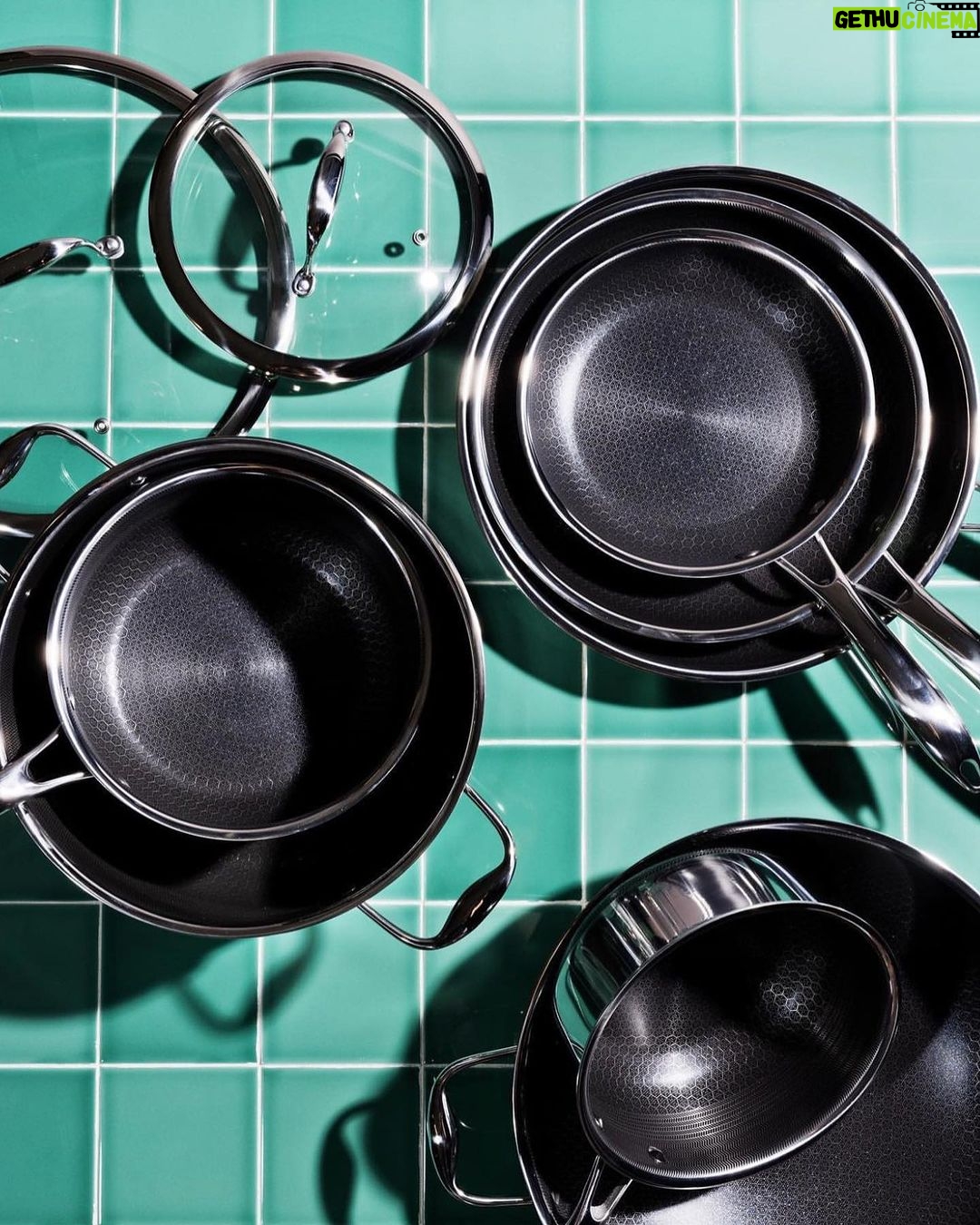 Jessica Alba Instagram - #SmallBusinessSaturday x gift guide edition π Featuring a handful of great gift ideas for your holiday party host - or essentials if youβre having the fiesta at yours! ππ½ππͺ©π« Between kitchen goods, grazing boards, sweet treats, cozy home items, stunning floral arrangements, tasty adult bevs & more - these brands have you covered ππ½ @crumbles__patisserie @bricialopez @hexclad @spiceology @ladyandlarder @kellywearstler @nette.nyc @jennikaynehome @domoniquerose @casadelsoltequila Check βem out and comment your faves below ππ½ Sending everyone so much love and light this holiday season βΊοΈβ€οΈ