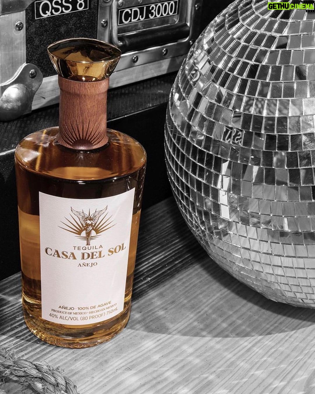 Jessica Alba Instagram - #SmallBusinessSaturday x gift guide edition π Featuring a handful of great gift ideas for your holiday party host - or essentials if youβre having the fiesta at yours! ππ½ππͺ©π« Between kitchen goods, grazing boards, sweet treats, cozy home items, stunning floral arrangements, tasty adult bevs & more - these brands have you covered ππ½ @crumbles__patisserie @bricialopez @hexclad @spiceology @ladyandlarder @kellywearstler @nette.nyc @jennikaynehome @domoniquerose @casadelsoltequila Check βem out and comment your faves below ππ½ Sending everyone so much love and light this holiday season βΊοΈβ€οΈ