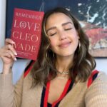 Jessica Alba Instagram - #SmallBusinessSaturday x gift guide edition 🎁✨ The holidays are around the corner, so I’m sharing a few gift ideas that your BFF, sister, auntie, #workwife - really anyone would absolutely love 💕 @cuyana @arianaostny @rebeccacampbell_author @vivalabonita @cleowade @lunya @shanidarden @nodpodofficial @avaline @fredasalvador These are some of my fave brands - check ‘em out and share some of yours below 🫶🏽