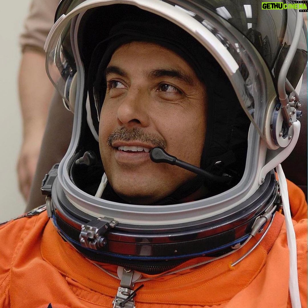 Jessica Alba Instagram - #ManCrushMonday #MichaelPeña If you haven’t already, please do yourself a favor and watch @mvegapena in A Million Miles Away 🚀👨🏽🚀📺 Based on the true story of @astrojosehernandez - the first migrant farm worker to become a NASA astronaut and go into space - Michael's on-screen presence is absolutely captivating 👏🏽 The story, which emphasizes the importance of resilience and determination in overcoming challenges and achieving one’s dreams, is one that needed to be shared with the world. And Michael was able to do that with unparalleled heart and authenticity. Check it out on @primevideo !👀 @alemarquezabella ✨ Michael, your skill as an actor is second to none- thank you for consistently creating these works of art 🙏🏽 #MCM #AMillionMilesAway #MichaelPena #Latino #CultureMaker
