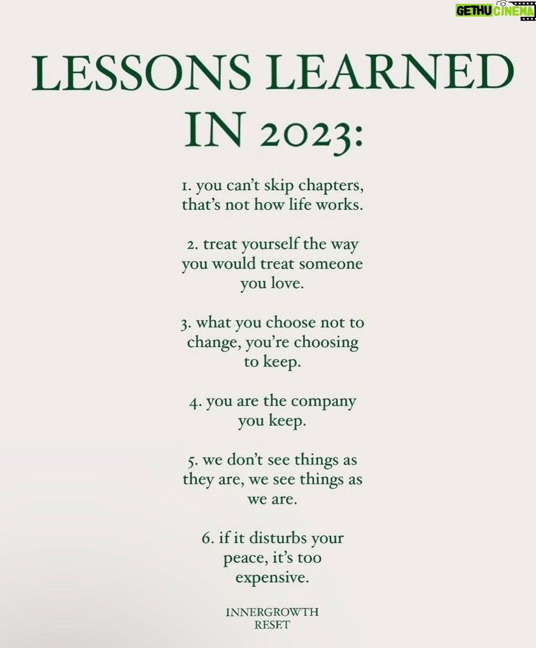 Jessica Alba Instagram - #ThursdayThoughts… 💭💗💫💌 Sending lots of love and light as I reflect on this past year and look ahead to the next x