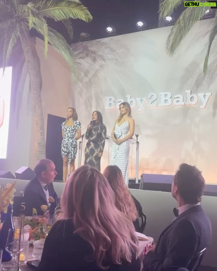 Jessica Alba Instagram - Incredible night @baby2baby annual gala! I’m so proud of @kellysawyer and @norahweinstein who work relentlessly all year long to provide essentials for children living in poverty 🤍🫶🏽✨Over the last 12 years, #Baby2Baby has provided over 375 million basic essentials to children living in poverty across the country. It is such an honor to be part of such an impactful organization 🙏🏽 Congratulations to the queen @salmahayek on receiving the Giving Tree Award for her dedication to women and children in need - te amo ❤️ And a huge thank you to all of the incredible sponsors for making this evening possible - @paulmitchell @michaelinedejoria @CityNationalBank and @VolvoCarUsa 🙌🏽