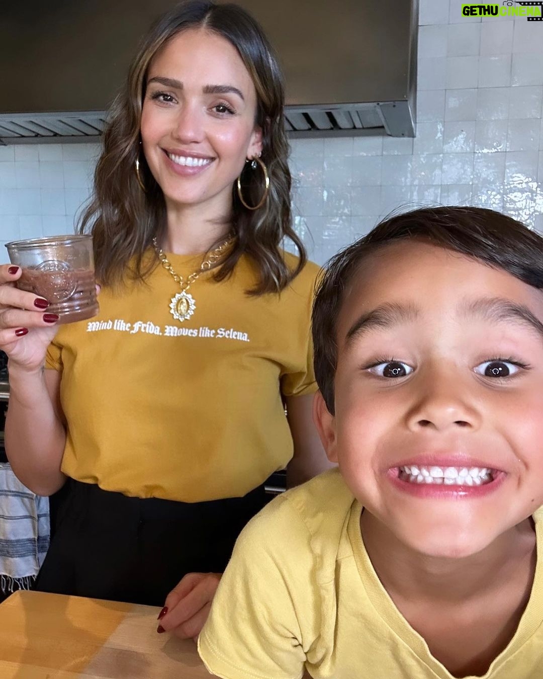 Jessica Alba Instagram - #SmallBusinessSaturday x gift guide edition 🎁 Featuring a handful of dope last minute gifting ideas - whether you’re finishing up your holiday shopping or need a secret santa gift, this roundup has a lil something for everyone 💫 @grlcollective @earthycorazon @drinkghia @gabbybernstein @karmaandluck @bandolierstyle @stonehollowfarmstead @littlewordsproject @thesill @mybearaby As always, check them out and comment some of your faves below! ❤️