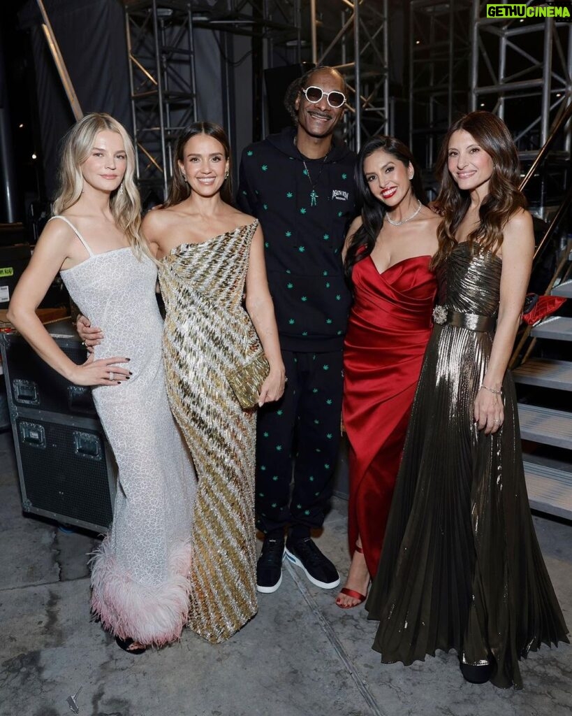 Jessica Alba Instagram - Incredible night @baby2baby annual gala! I’m so proud of @kellysawyer and @norahweinstein who work relentlessly all year long to provide essentials for children living in poverty 🤍🫶🏽✨Over the last 12 years, #Baby2Baby has provided over 375 million basic essentials to children living in poverty across the country. It is such an honor to be part of such an impactful organization 🙏🏽 Congratulations to the queen @salmahayek on receiving the Giving Tree Award for her dedication to women and children in need - te amo ❤️ And a huge thank you to all of the incredible sponsors for making this evening possible - @paulmitchell @michaelinedejoria @CityNationalBank and @VolvoCarUsa 🙌🏽