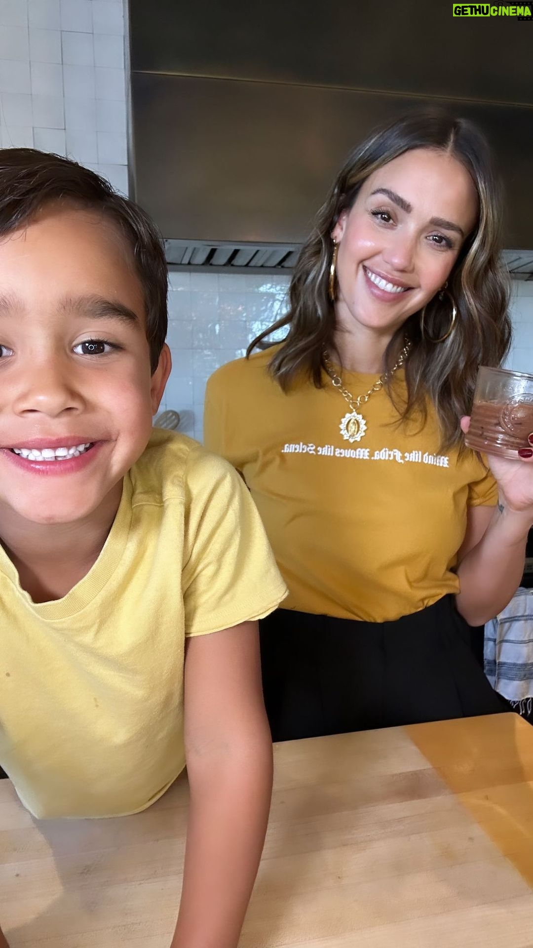 Jessica Alba Instagram - Making #ChocolateFrio with my boo 🍫😋🧉🤍 Spoiler alert - it’s beyond delish (so ignore Hayes, he’s tripping 😂) We were inspired by @alexafuelednaturally’s recipe - check it out below! 👇🏽 * 1 1/2 tablespoons cacao powder * 1 cinnamon stick (broken into pieces) * 1/2 cup filtered water * 1 cup non dairy milk of choice (I recommend oat milk) * Small pinch of salt * 1 - 2 teaspoons agave or pure maple syrup In a pot combine cacao powder, cinnamon, water and milk. Heat over medium-low and let it come to a simmer. Once simmering, turn off heat. Add salt and agave then mix and let cook for 10 minutes. Before pouring over ice, froth well! I use a traditional Mexican tool called molinillo! Enjoy 🫶🏽🥰