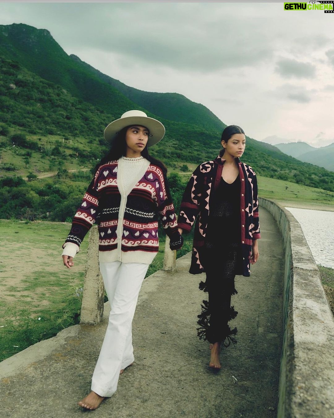 Jessica Alba Instagram - #SmallBusinessSaturday x #HispanicHeritageMonth ✨💫 Featuring all things fashion! 🧥👖👡👒👜Putting together outfits - whether you’re going out or chilling with the homies - is such a fun way to express yourself. Between outfit essentials, unique accessories, shoes, jewelry and the ultimate cozies - these brands have all the things! @carolinakuniverse @andreagomezofficial @aurelia.mexico @mallarino @caralarga_mx @simonett @apayaofficial @katherinecordero55 @joineby @poplinen Check ‘em out and share your faves with me below 🫶🏽 #LatineHeritageMonth #SBS #Fashion