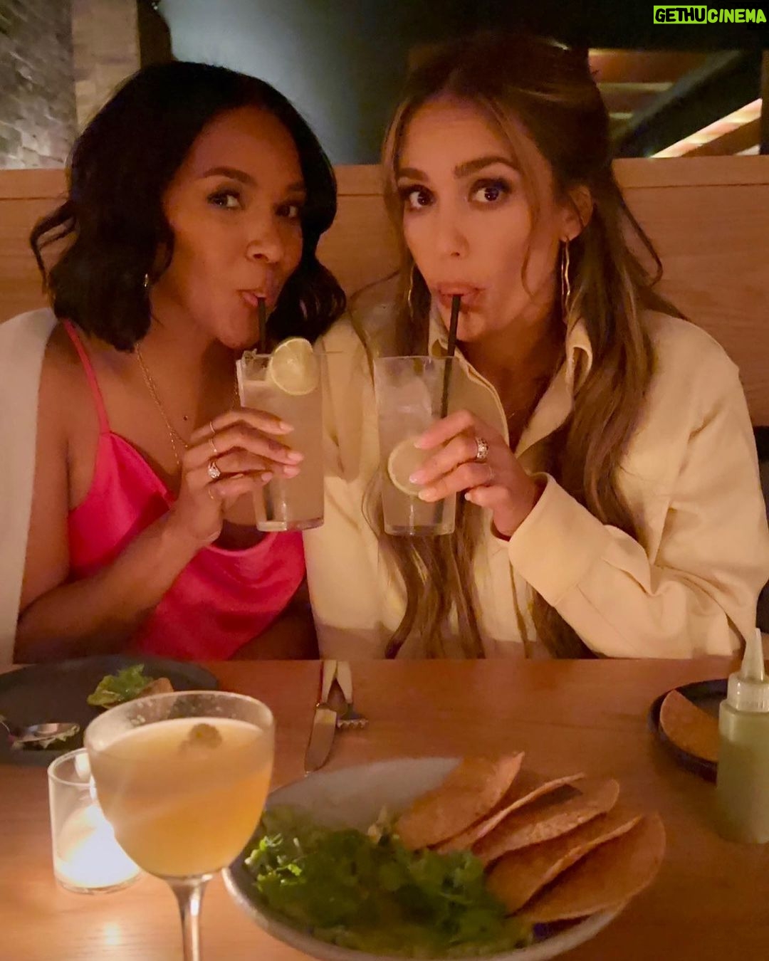 Jessica Alba Instagram - #SmallBusinessSaturday food edition! ๐ฎ๐ฏ๐ฅ๐ฅ๐ถ๏ธ๐ง๐ฎ๐ฐ When it comes to food, Iโm down for all of it! ๐คค๐ Not only is it so much fun discovering new restaurants and chefs, but I love how food brings people together and gives you a taste of different cultures ๐๐ฝ So whether youโre looking for a delicious meal, an adult beverage or to indulge in some sweet treats - these places got you! @tacosgueynyc @sonoratownla @lapupusadtla @versaillescubanfood @coniseafood @tacostacuba @sofiastaquerianyc @donasofficial @portosbakery @deliciasbakeryandsome Check โem out and please share your fave spots below! ๐๐ฝ๐ค #HispanicHeritageMonth #LatineHeritageMonth #Foodie