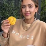 Jessica Alba Instagram - #Hispanic (or LatinX / Latine - however you prefer to identify 🫶🏽) Heritage Month is here and we’re celebrating! ❤️🥳💫 Although we celebrate all year round in my house 😂 I’m so excited to spend the next month honoring our community with the rest of the world 🙏🏽 Featuring a few of my fave small businesses in this video - @lamonarcabakery @vivalabonita @colores_mexicanos_chicago - but so many more to come throughout the month! & please share some of yours too, always looking to support my peoples 🤍 Sending hugs and besos! 😘 #hispanicheritagemonth