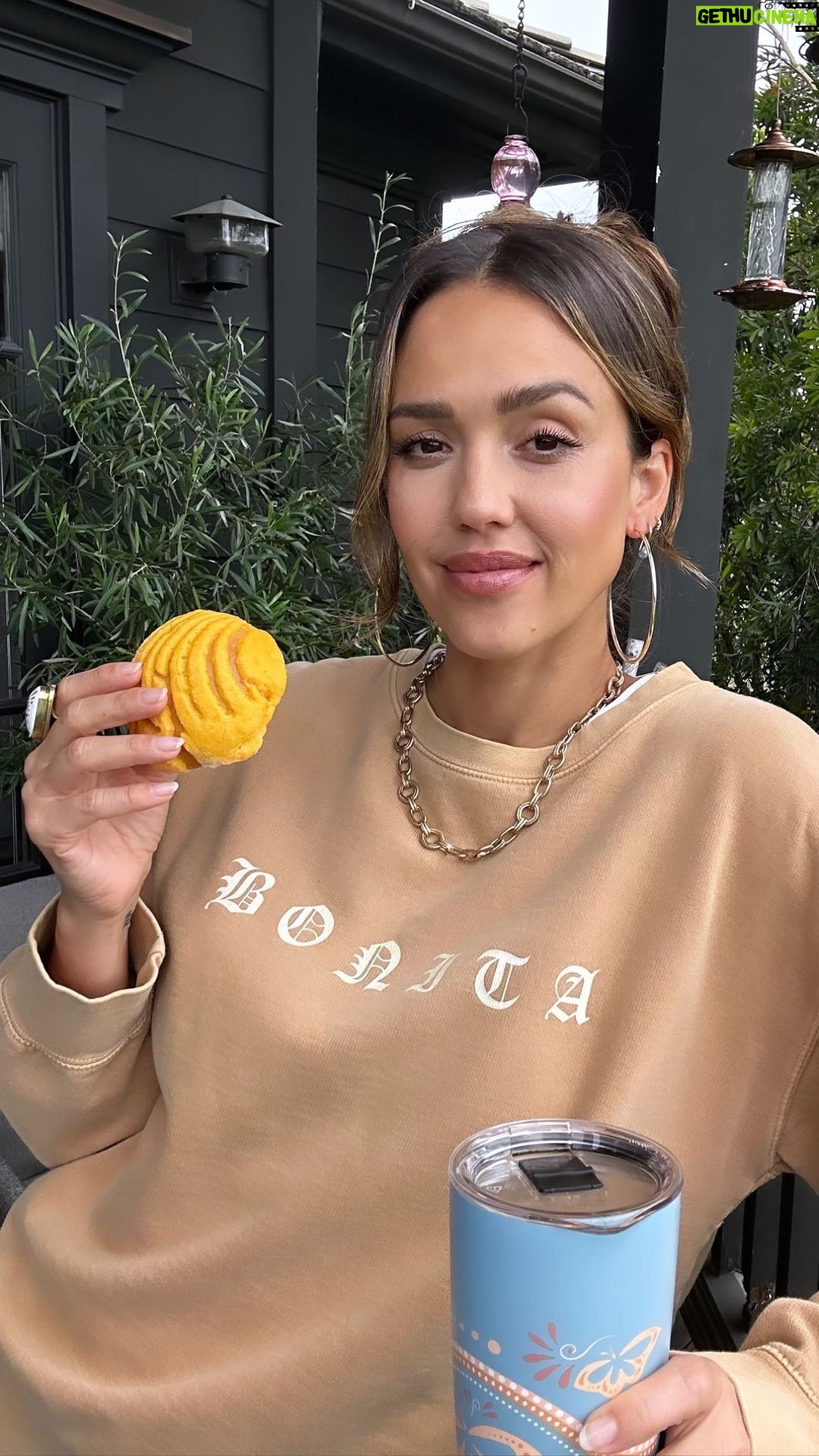 Jessica Alba Instagram - #Hispanic (or LatinX / Latine - however you prefer to identify π«Άπ½) Heritage Month is here and weβre celebrating! β€οΈπ₯³π« Although we celebrate all year round in my house π Iβm so excited to spend the next month honoring our community with the rest of the world ππ½ Featuring a few of my fave small businesses in this video - @lamonarcabakery @vivalabonita @colores_mexicanos_chicago - but so many more to come throughout the month! & please share some of yours too, always looking to support my peoples π€ Sending hugs and besos! π #hispanicheritagemonth