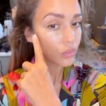 Jessica Alba Instagram - A moment for the #LA 🫶🏽 press tour glam 💋 #ProTip from @mariavargasmakeup - under your eyes, use a lighter shade of concealer to brighten and a warmer one to color correct 💫#TutorialTuesday #MakeupTricks