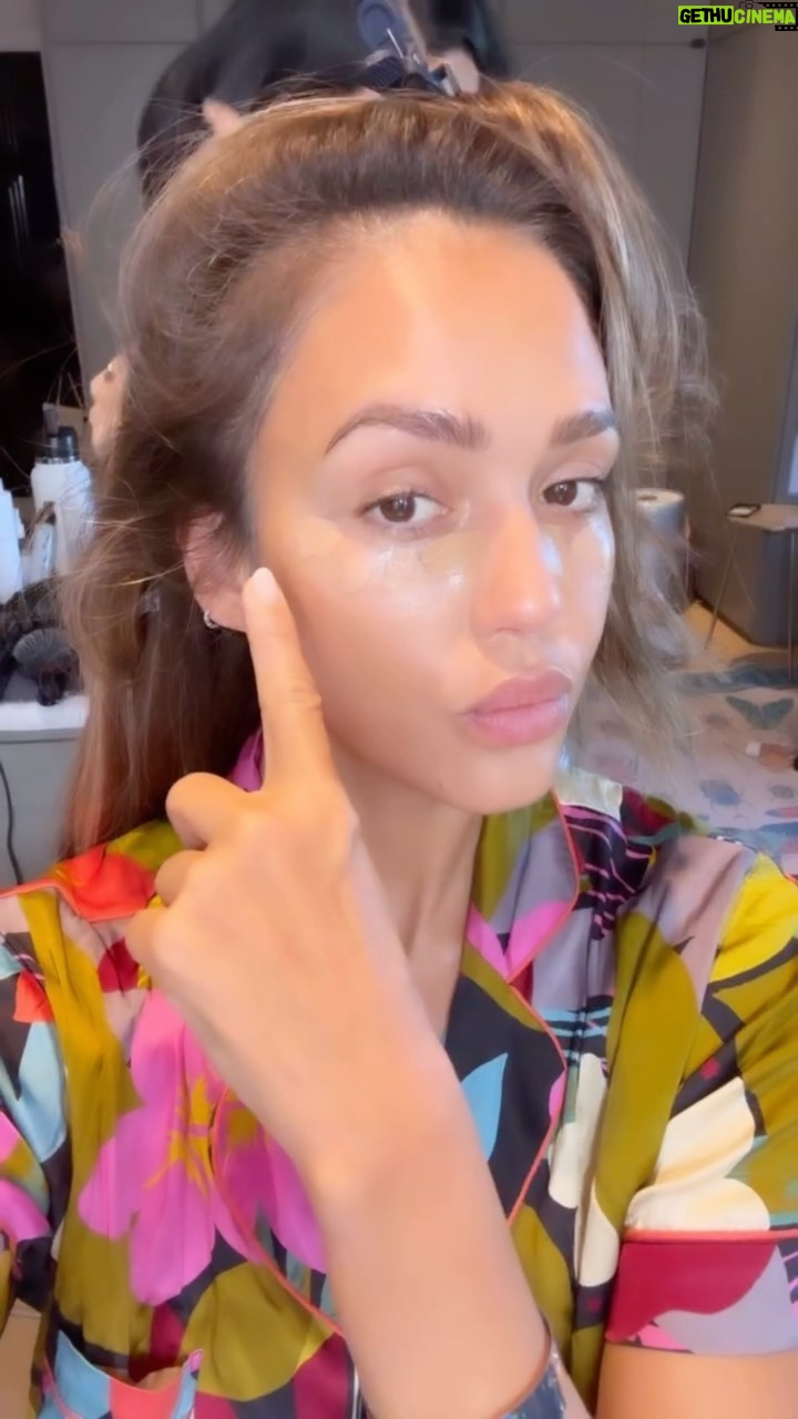 Jessica Alba Instagram - A moment for the #LA π«Άπ½ press tour glam π #ProTip from @mariavargasmakeup - under your eyes, use a lighter shade of concealer to brighten and a warmer one to color correct π«#TutorialTuesday #MakeupTricks