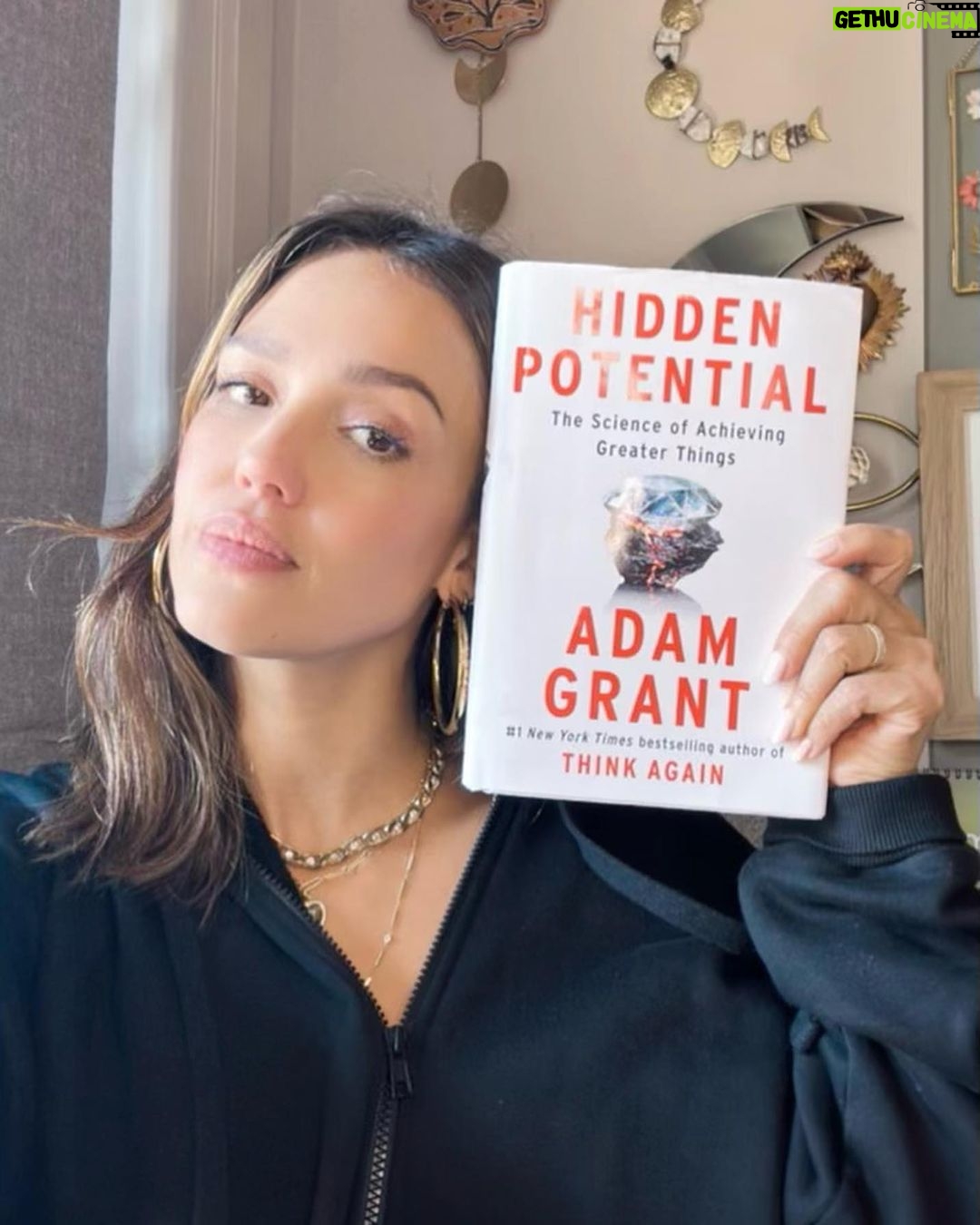Jessica Alba Instagram - #SmallBusinessSaturday x gift guide edition ๐ Feauturing gifting ideas for the man in your life - whether youโre shopping for your boo, BFF, brother, uncle, co-worker - this round up has something for everyone! @adamgrant @staycourant @hedleyandbennett @claseazulofficial @paravel @malbongolf @pairofthieves @cozyearth @ouraring Check โem out and drop your fave brands or other gifting ideas below ๐๐ฝ ๐ค